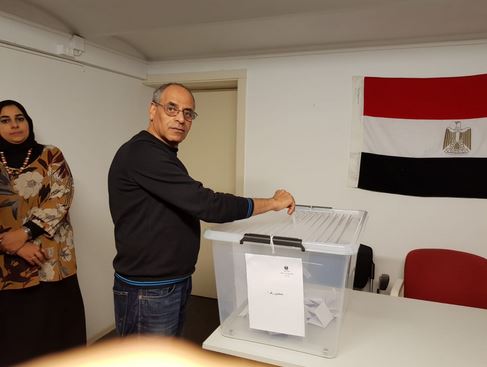 المصريون في كندا يلتقطون الصور التذكارية اثناء الادلاء بأصواتهم في الاستفتاء...صور