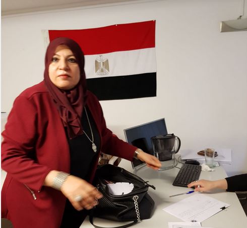 المصريون في كندا يلتقطون الصور التذكارية اثناء الادلاء بأصواتهم في الاستفتاء...صور