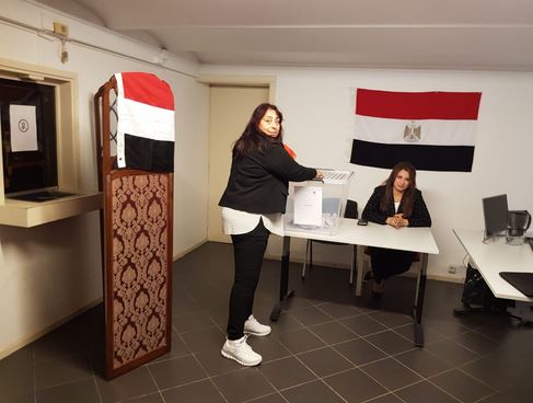 المصريون في كندا يلتقطون الصور التذكارية اثناء الادلاء بأصواتهم في الاستفتاء...صور