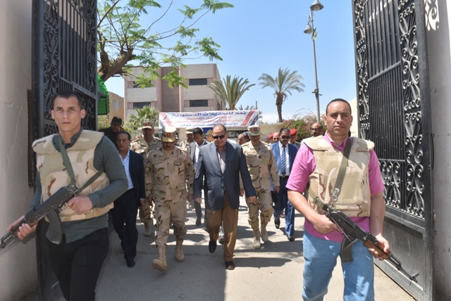 محافظ الفيوم:كراسى متحركة لذوى الاحتياجات وغرف عمليات للمتابعة