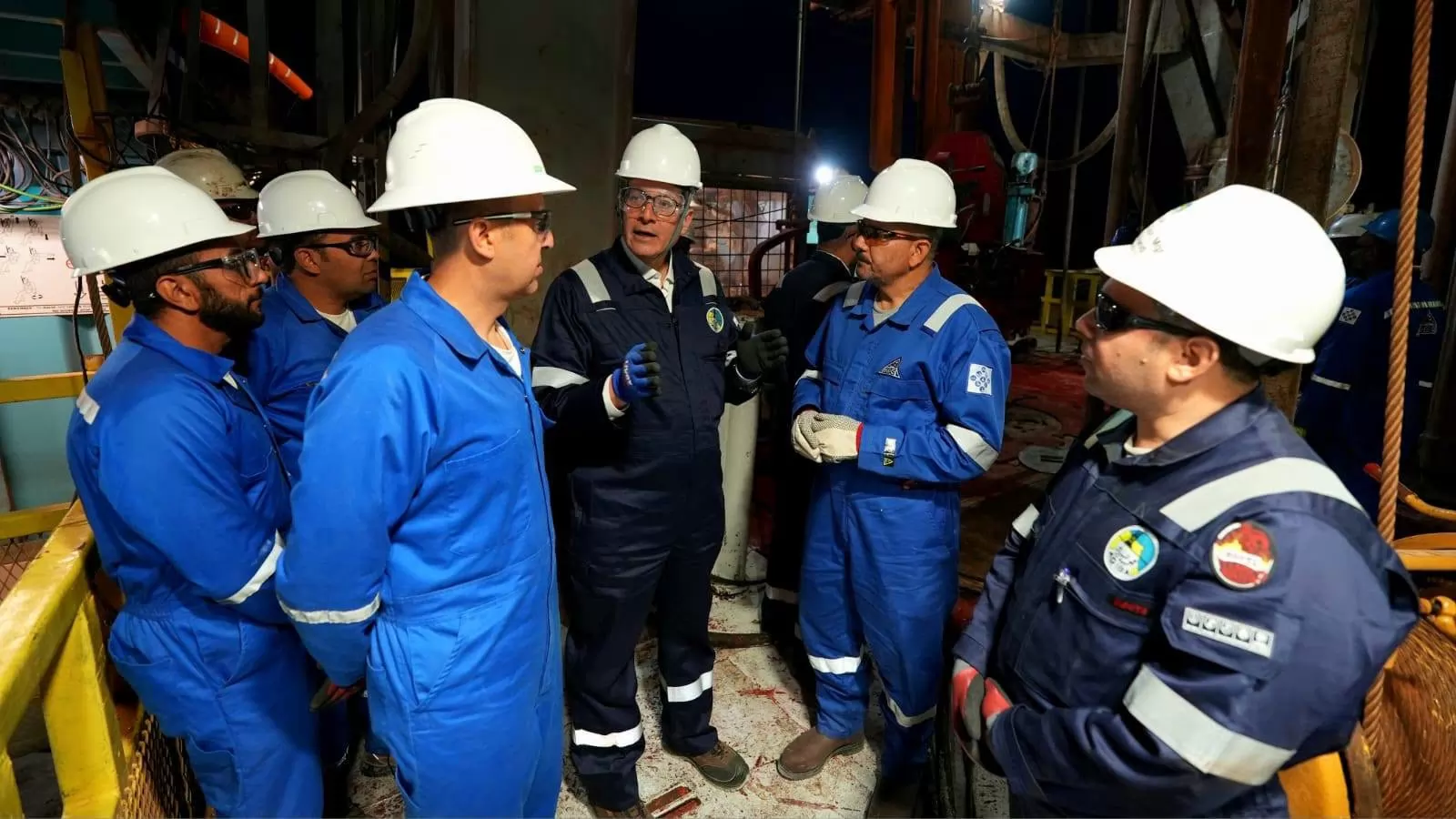 من قلب الصحراء.. وزير البترول يشارك العاملين ورديتهم الليلية بحفار EDC 73 