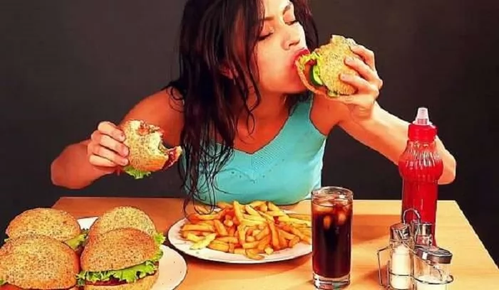 لماذا يستمر الشعور بالجوع رغم تناول الطعام؟ خبيرة تغذية تجيب 