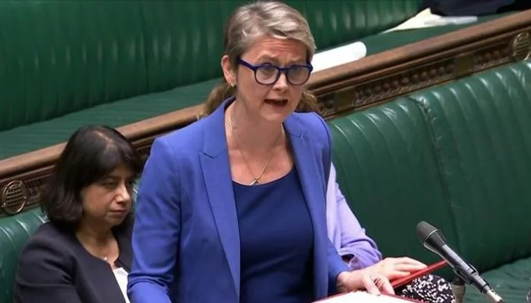 وزيرة خارجية بريطانيا: إعادة فتح ممرات الملاحة عبر مضيق هرمز أولوية قصوى 