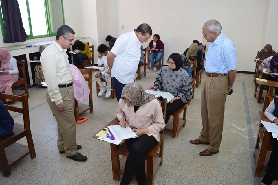 1120 طالب يؤدون الامتحانات في كليتي الآثار والألسن بجامعة سوهاج...صور