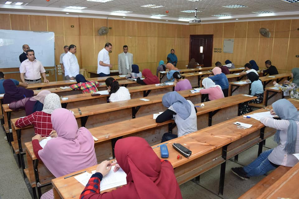 1120 طالب يؤدون الامتحانات في كليتي الآثار والألسن بجامعة سوهاج...صور