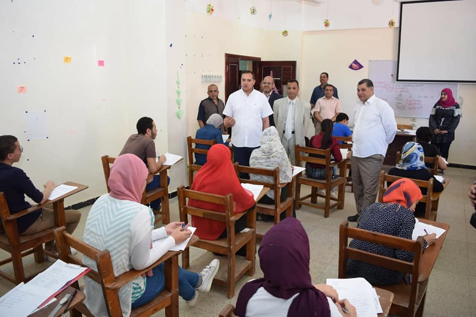 1120 طالب يؤدون الامتحانات في كليتي الآثار والألسن بجامعة سوهاج...صور