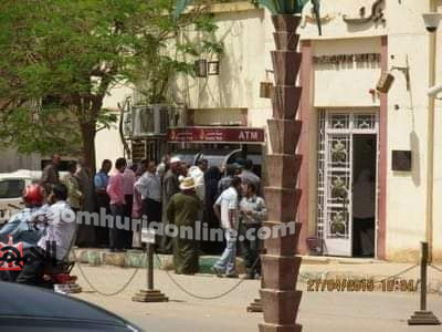 طوابير وتجمعات كبيرة على ماكينات الصرف ببرديس سوهاج