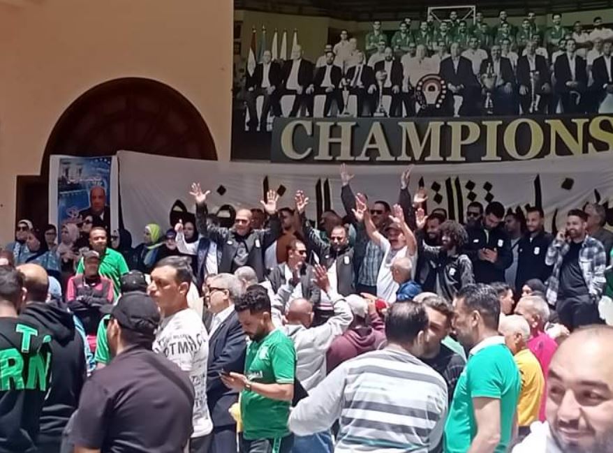 اعضاء نادى الاتحاد يحتشدون لعودة مصيلحى
