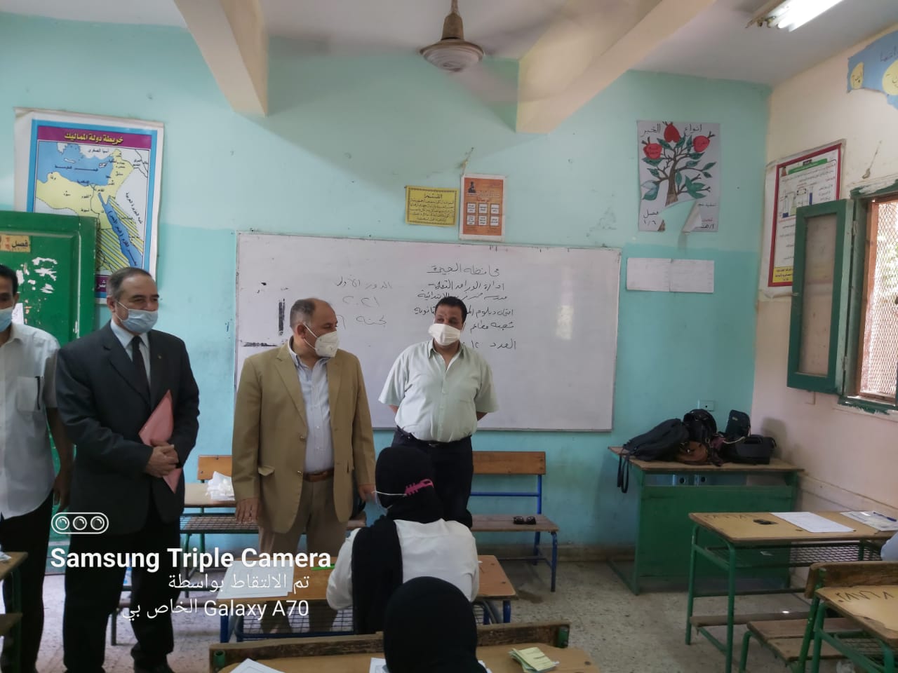  بالصور: رئيس حي الوراق ومدير التعليم في لجان الدبلومات الفنيه