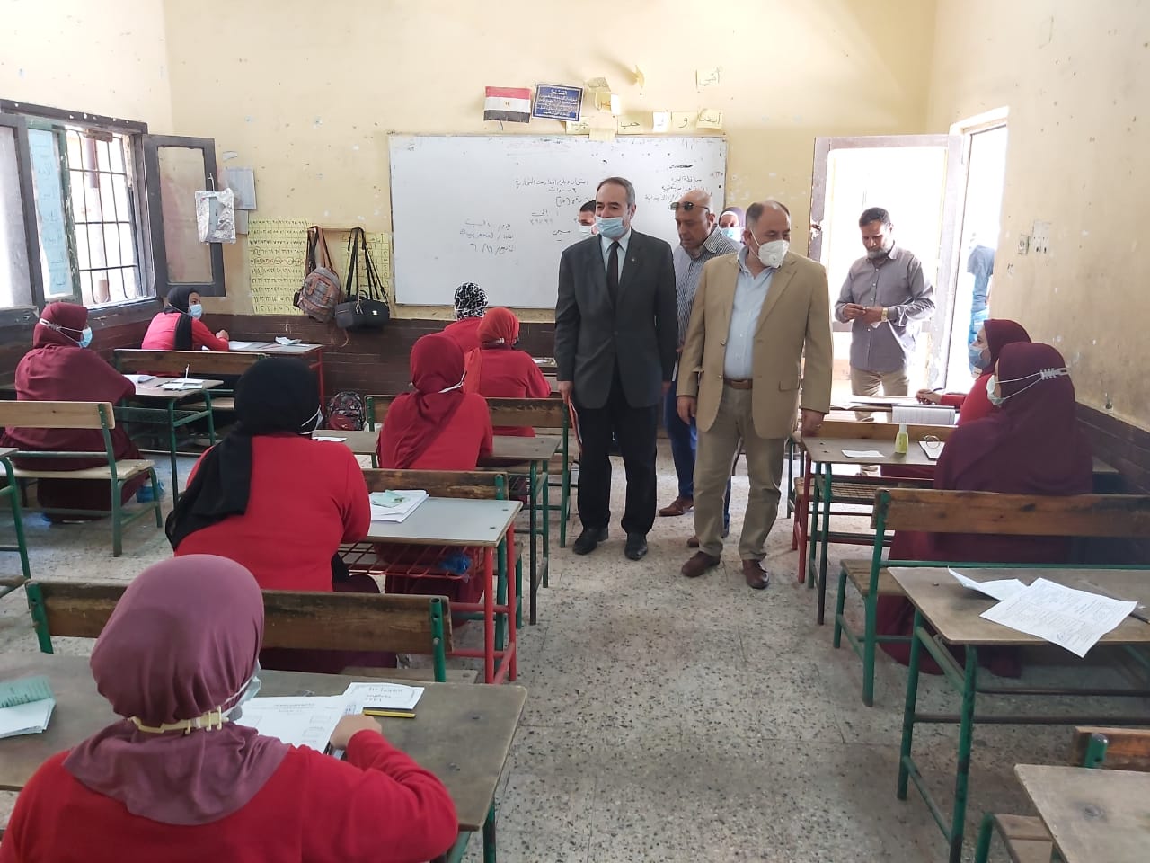  بالصور: رئيس حي الوراق ومدير التعليم في لجان الدبلومات الفنيه