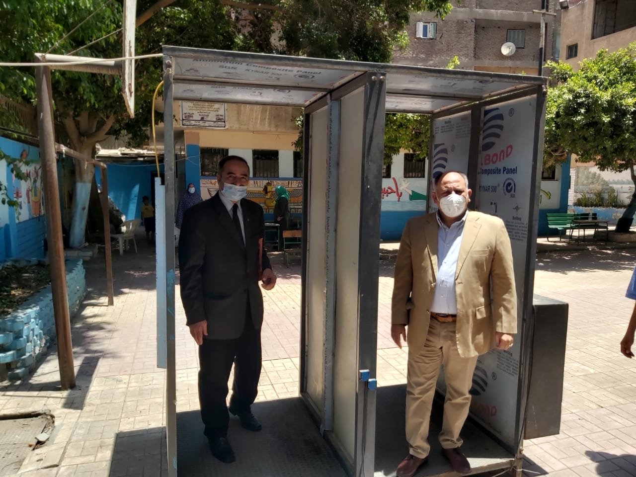  بالصور: رئيس حي الوراق ومدير التعليم في لجان الدبلومات الفنيه