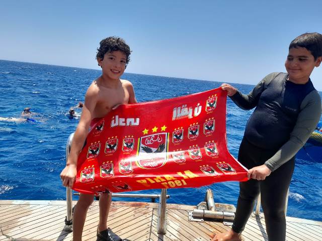 تعرف على تفاصيل وجود علم النادى الأهلى تحت ماء البحر الأحمر.. بالصور