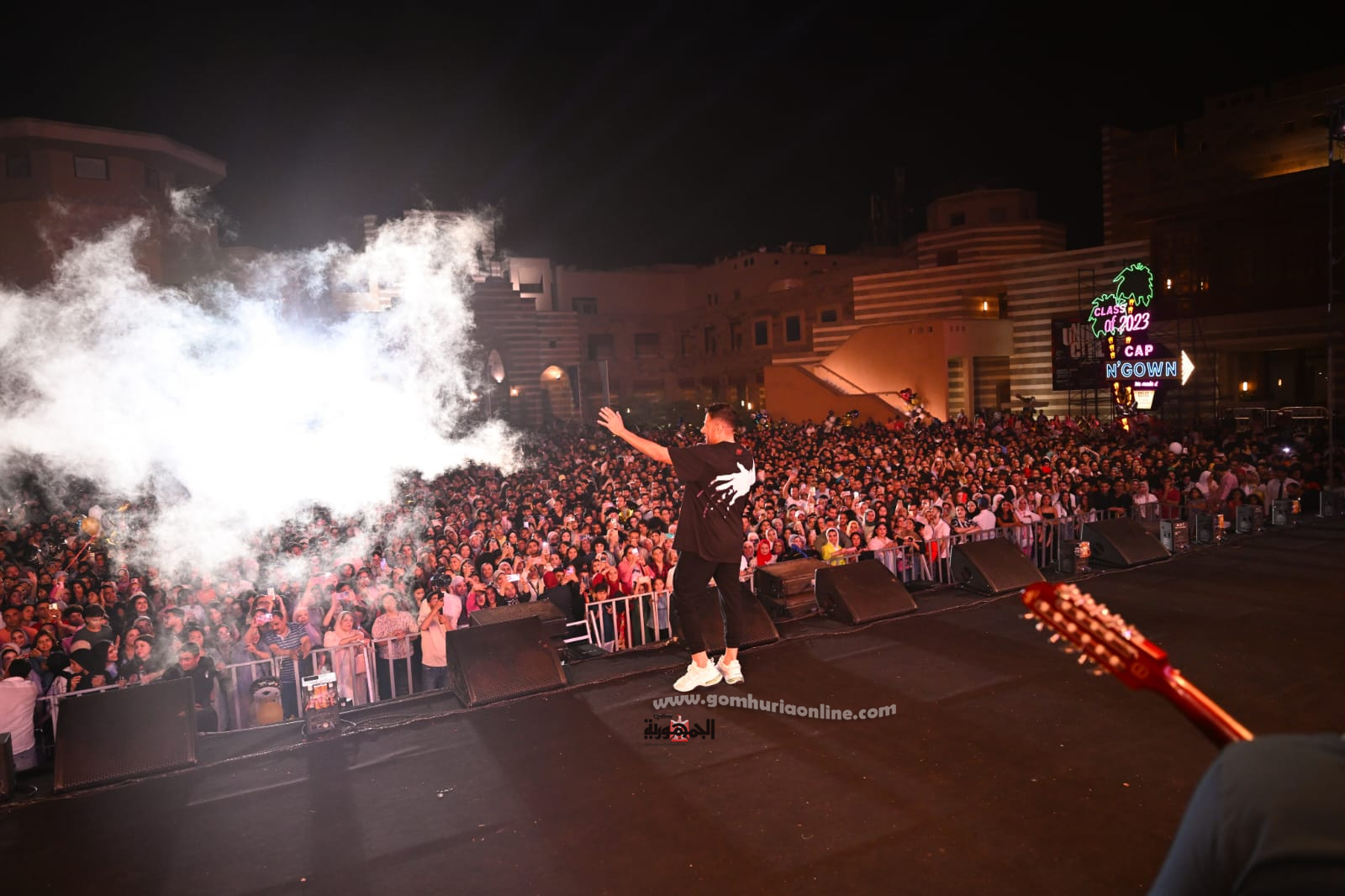 حماقى يشغل حفل بالقاهرة الجديدة.. ويداعب أصغر عازفة 