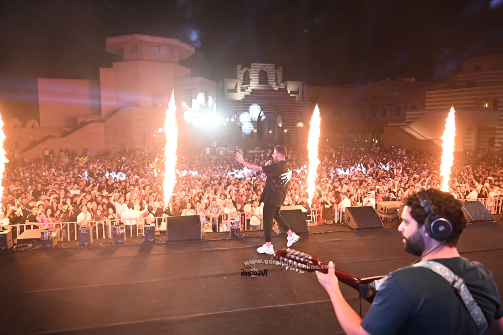 حماقى يشغل حفل بالقاهرة الجديدة.. ويداعب أصغر عازفة 