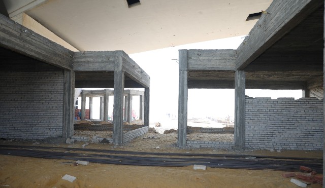 تكثيف العمل بمشروع مجمع مواقف السيارات بمحور عدلي منصور