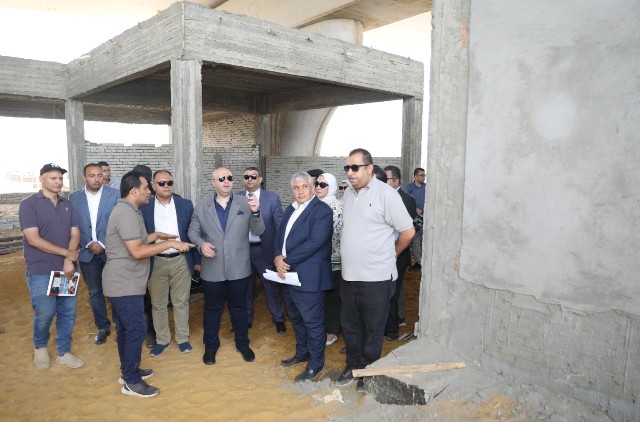 تكثيف العمل بمشروع مجمع مواقف السيارات بمحور عدلي منصور