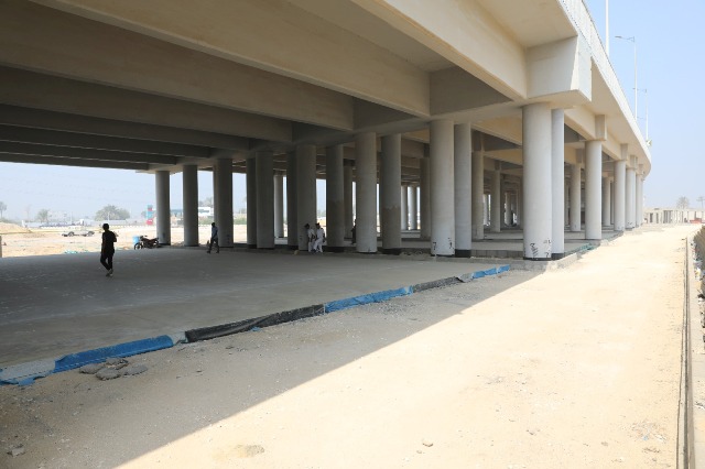 تكثيف العمل بمشروع مجمع مواقف السيارات بمحور عدلي منصور