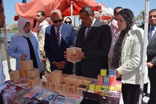 وزير التنمية المحلية ومحافظ القليوبية يفتتحان معرض 