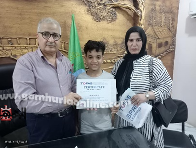 مدير عام قويسنا التعليمية خلال تكريمه للفائز بالمركز الأول في مسابقة توفاس