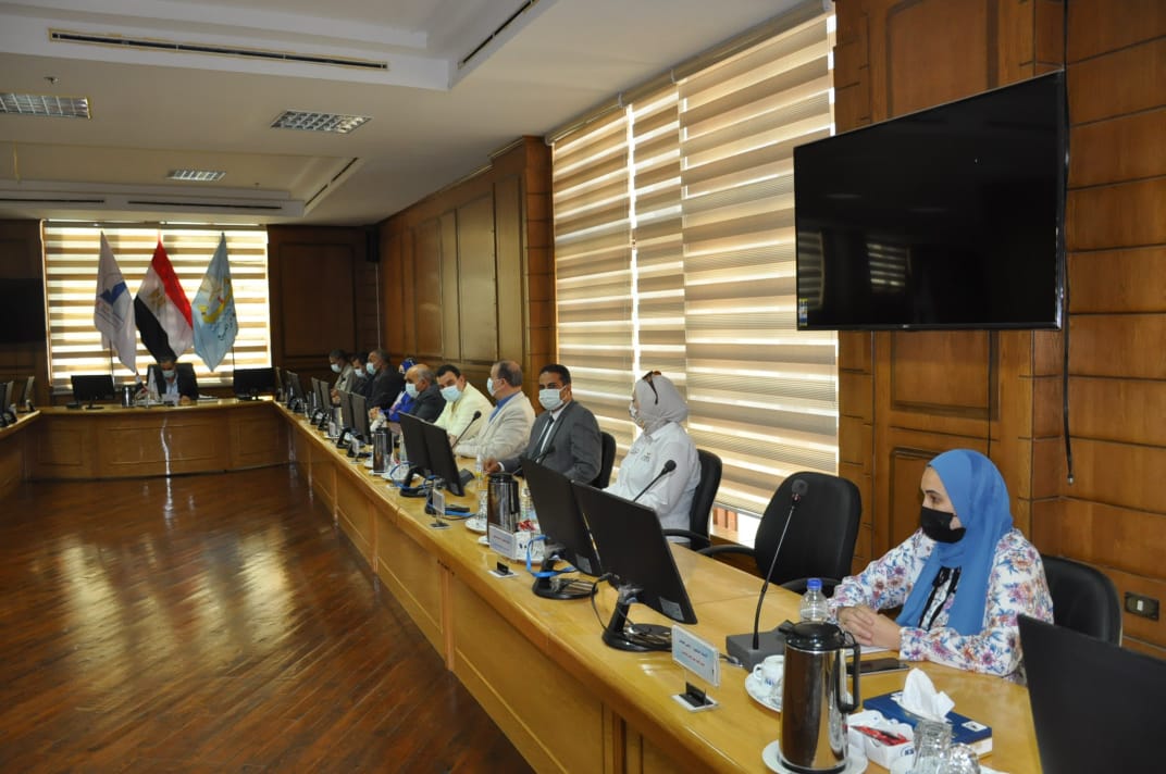 رئيس جامعة كفر الشيخ يترأس اجتماع مجلس العمداء