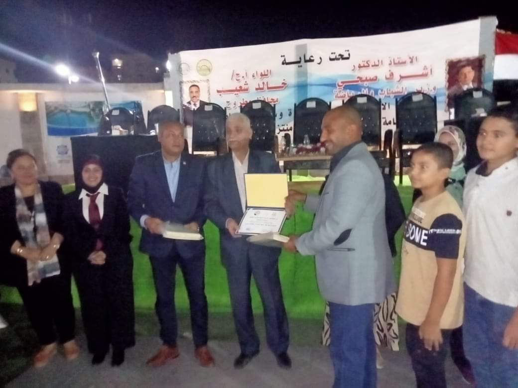 تكريم المتميزين فى السباحة بمطروح