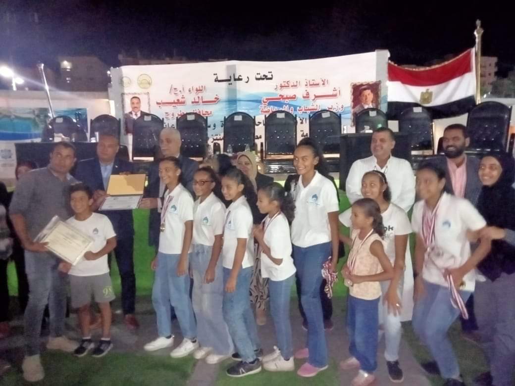 تكريم المتميزين فى السباحة بمطروح