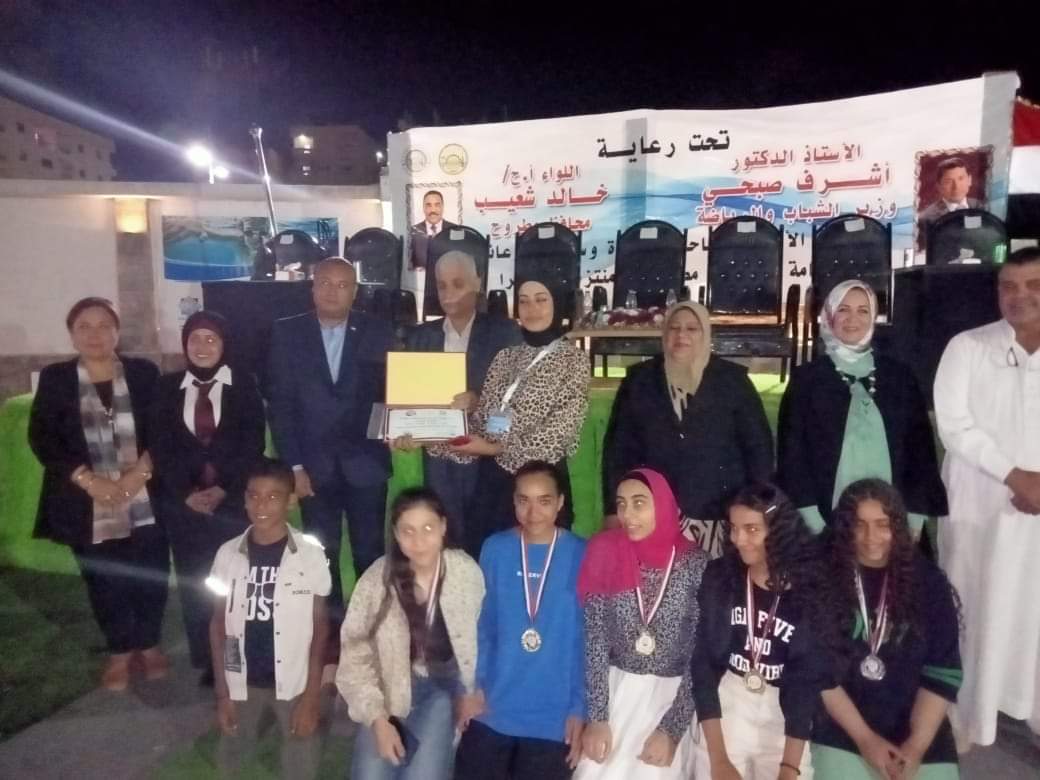 تكريم المتميزين فى السباحة بمطروح