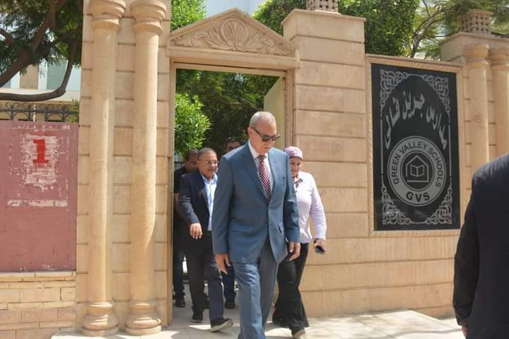 الهجان يشيد بمستشفى العبور.. ويعلن جاهزية المدارس للعام الجديد