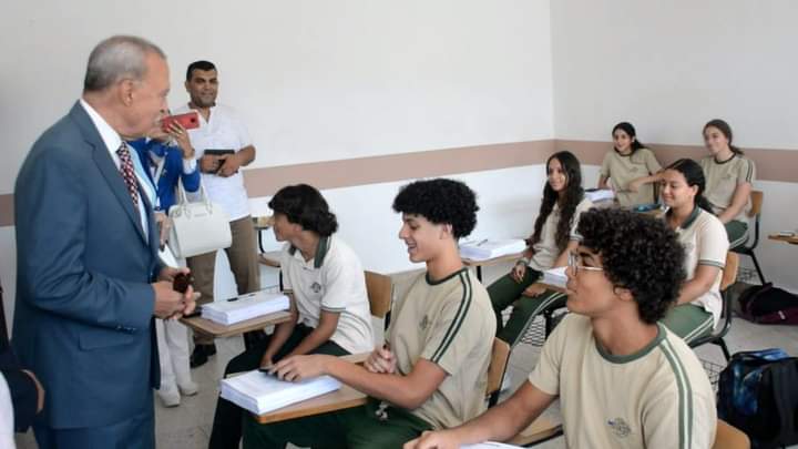 الهجان يشيد بمستشفى العبور.. ويعلن جاهزية المدارس للعام الجديد