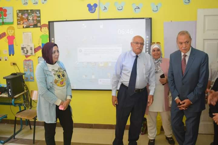 الهجان يشيد بمستشفى العبور.. ويعلن جاهزية المدارس للعام الجديد