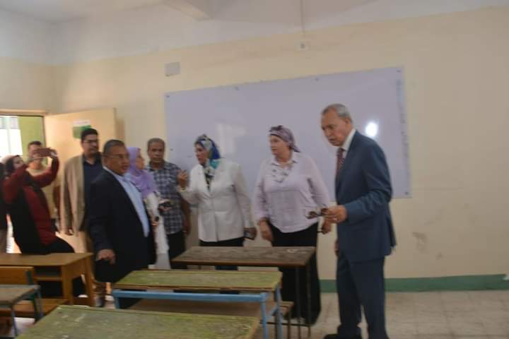 الهجان يشيد بمستشفى العبور.. ويعلن جاهزية المدارس للعام الجديد