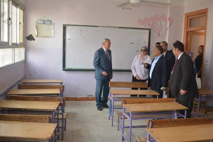 الهجان يشيد بمستشفى العبور.. ويعلن جاهزية المدارس للعام الجديد