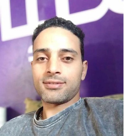 عامل وابنائه ينهون حياة سائق توك توك 