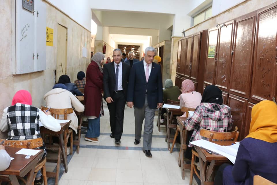 رئيس الجامعة أثناء تفقد الامتحانات