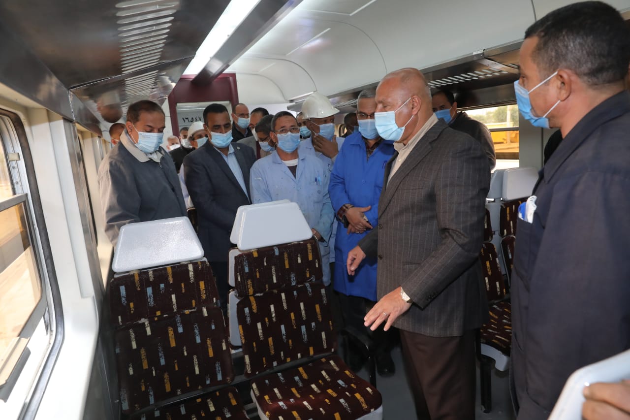 وزير النقل خلال تفقده ورش 