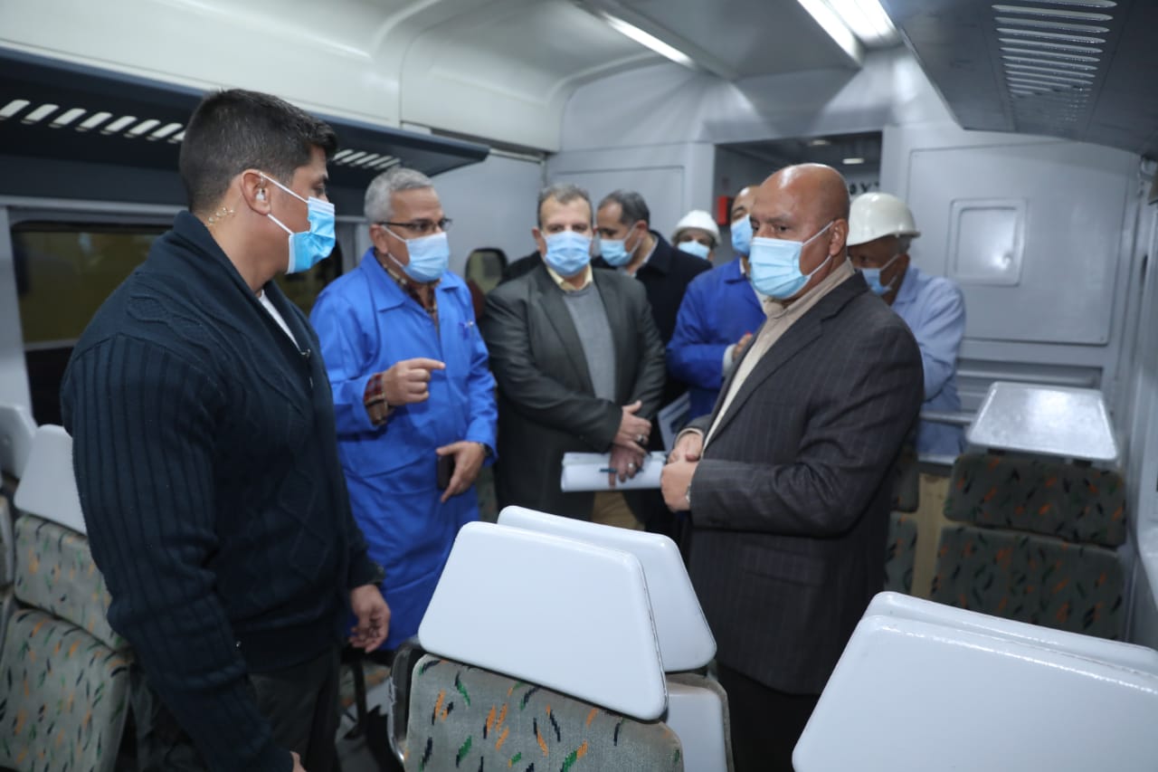 وزير النقل خلال تفقده ورش 