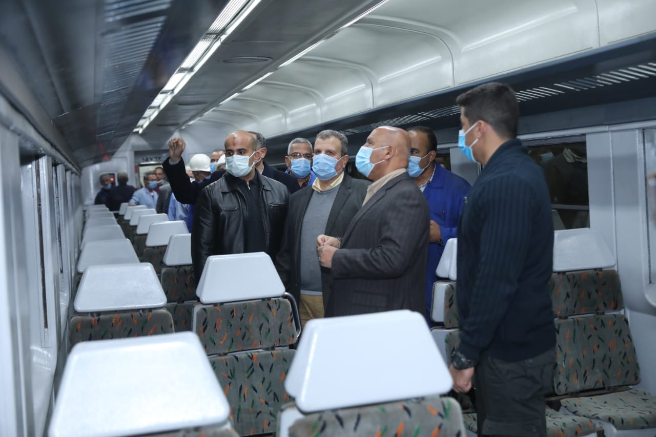 وزير النقل خلال تفقده ورش 