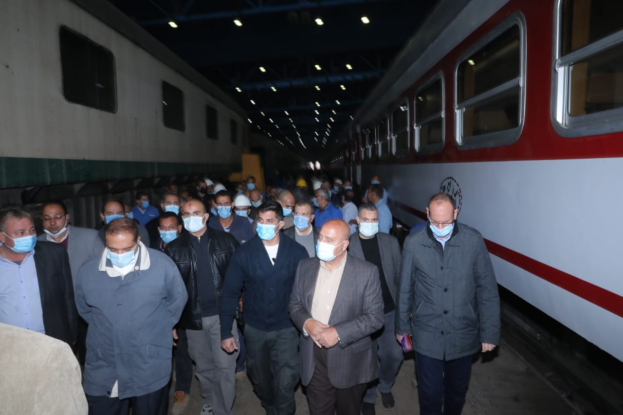 وزير النقل خلال تفقده ورش 