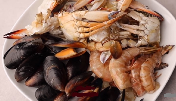 شوربة السى فود ألذ من المطاعم وبدون تعقيد بالفيديو 