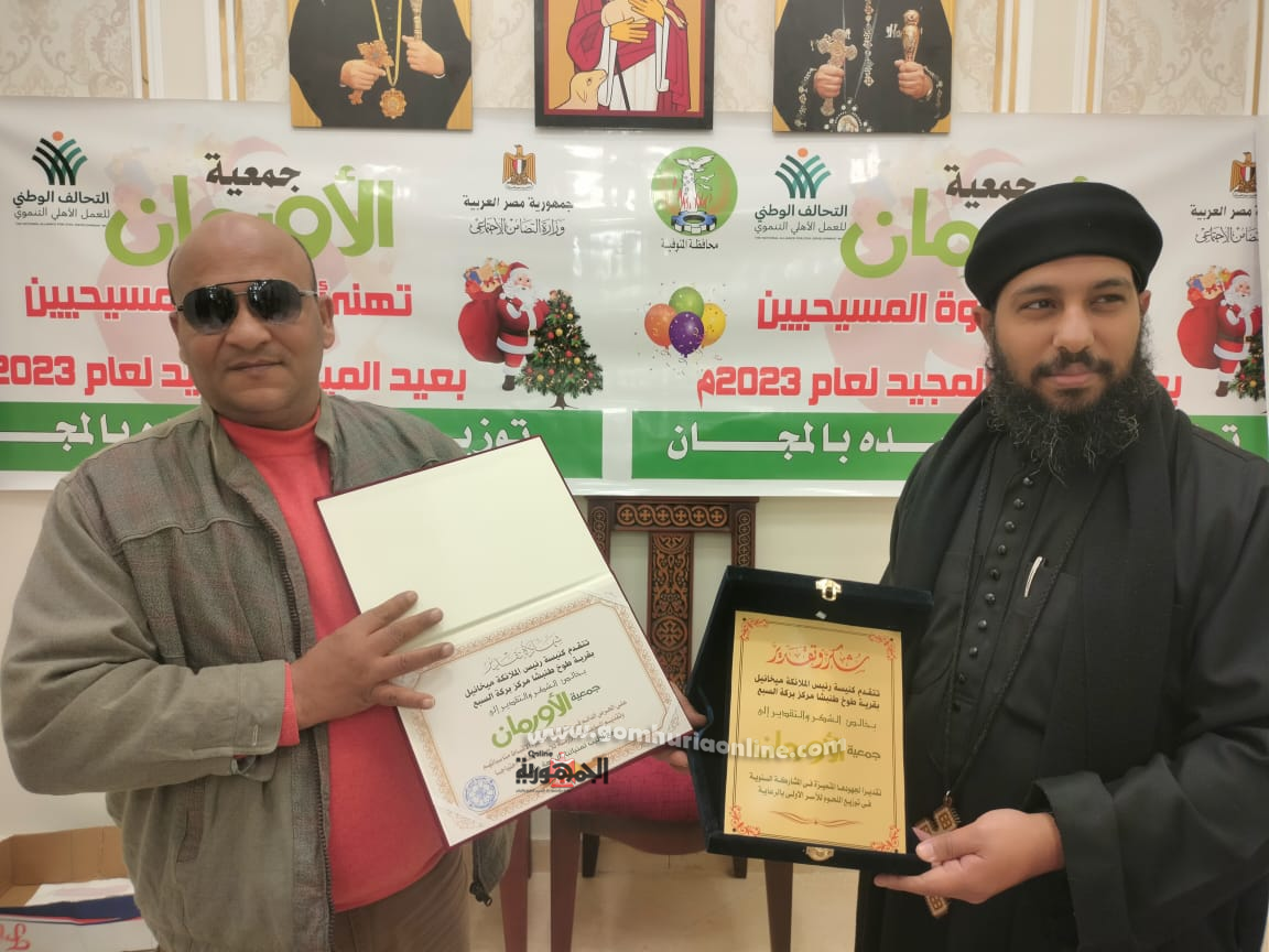 المهندس عادل درغام يتسلم شهادة تقدير من القمص انجيلوس وفيق