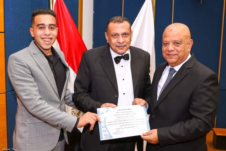 رئيس هيئة ميناء دمياط يكرم العاملين المتميزين.صور