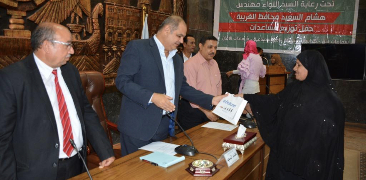 محافظ الغربية .. توزيع 43 سماعة أذن و11 طرف صناعي و10 كراسي متحركة بقيمة 480 ألف جنية