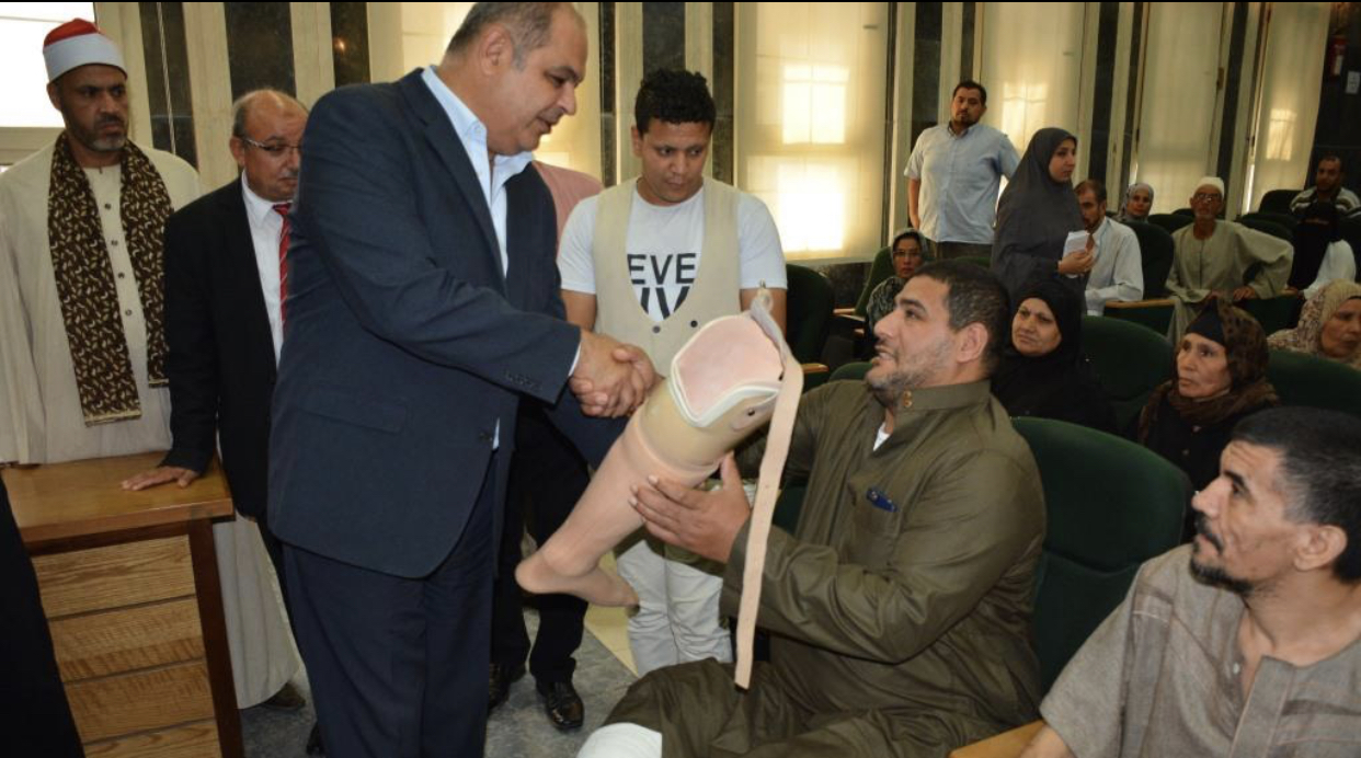 محافظ الغربية .. توزيع 43 سماعة أذن و11 طرف صناعي و10 كراسي متحركة بقيمة 480 ألف جنية