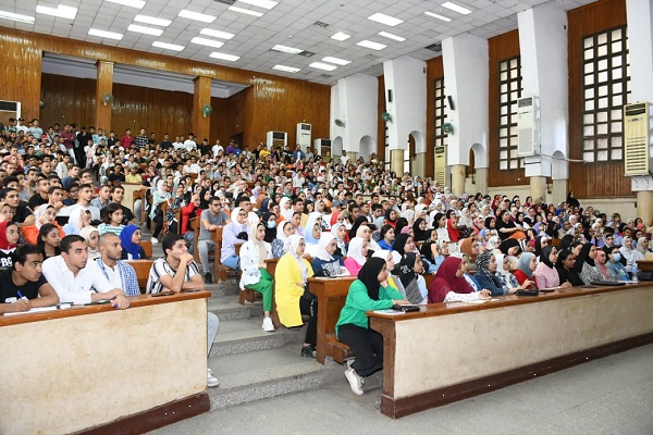 طلاب جامعة القاهرة  