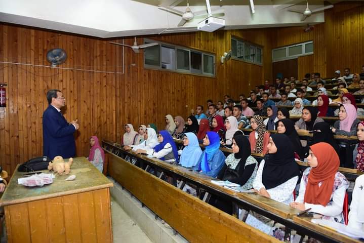 رئيس جامعة سوهاج يتابع سير العملية التعليمية بالحرم الجامعي القديم