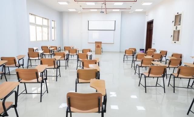 تعرف على أقسام وتخفيضات كلية الألسن بالجامعة المصرية الروسية.. صور