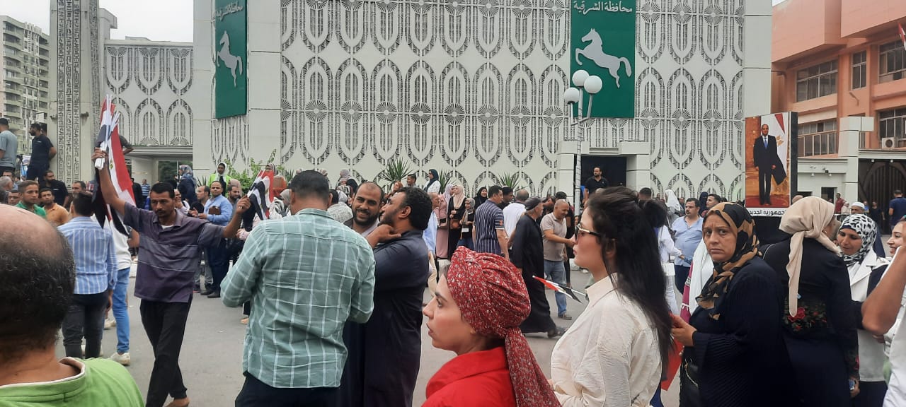 احتشاد أهالى الشرقية امام ديوان عام المحافظة بحفل تأييد الرئيس ال