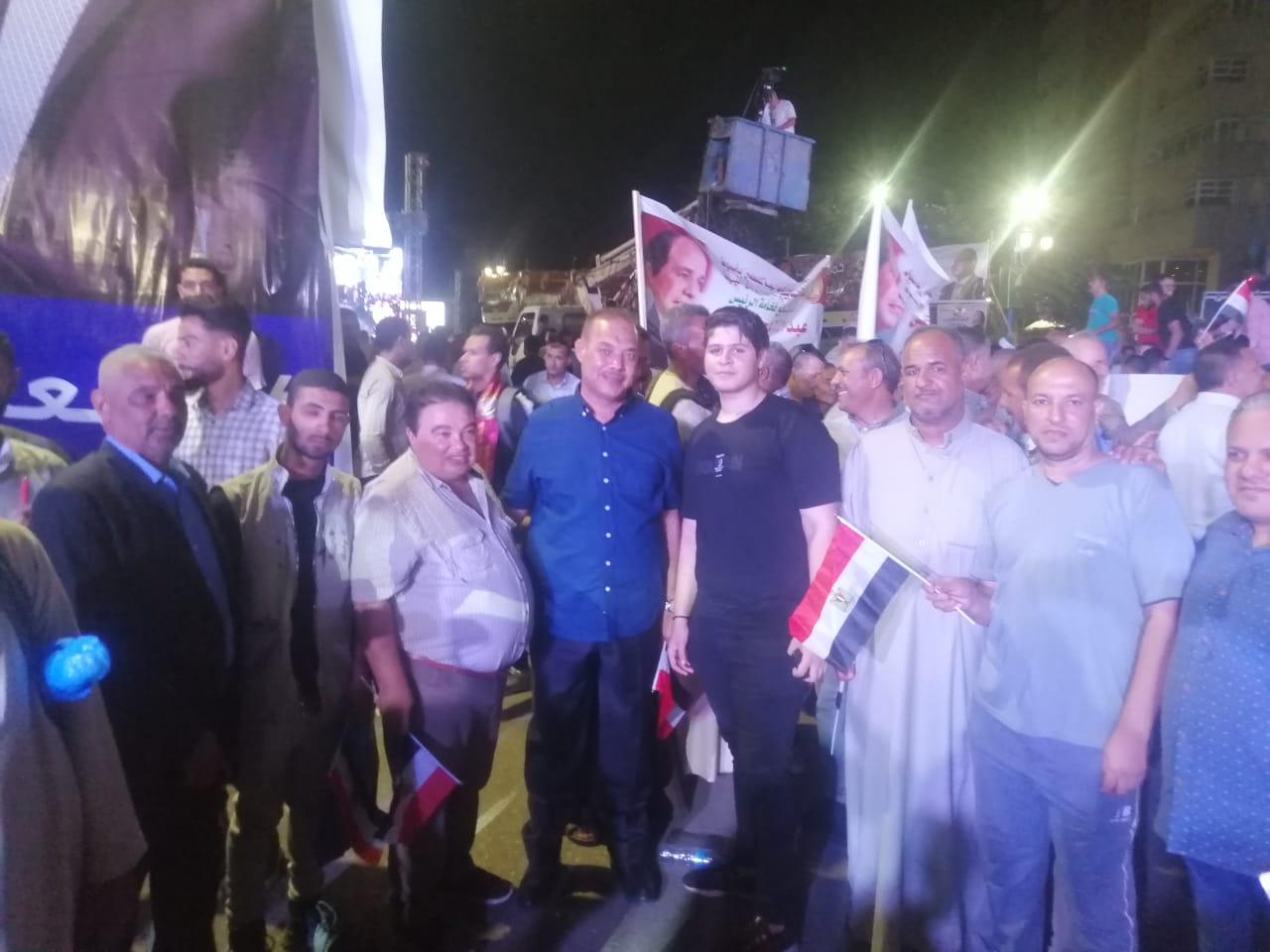 بالألعاب النارية والهتافات.. الاسايطة يستقبلون إعلان الرئيس السيس