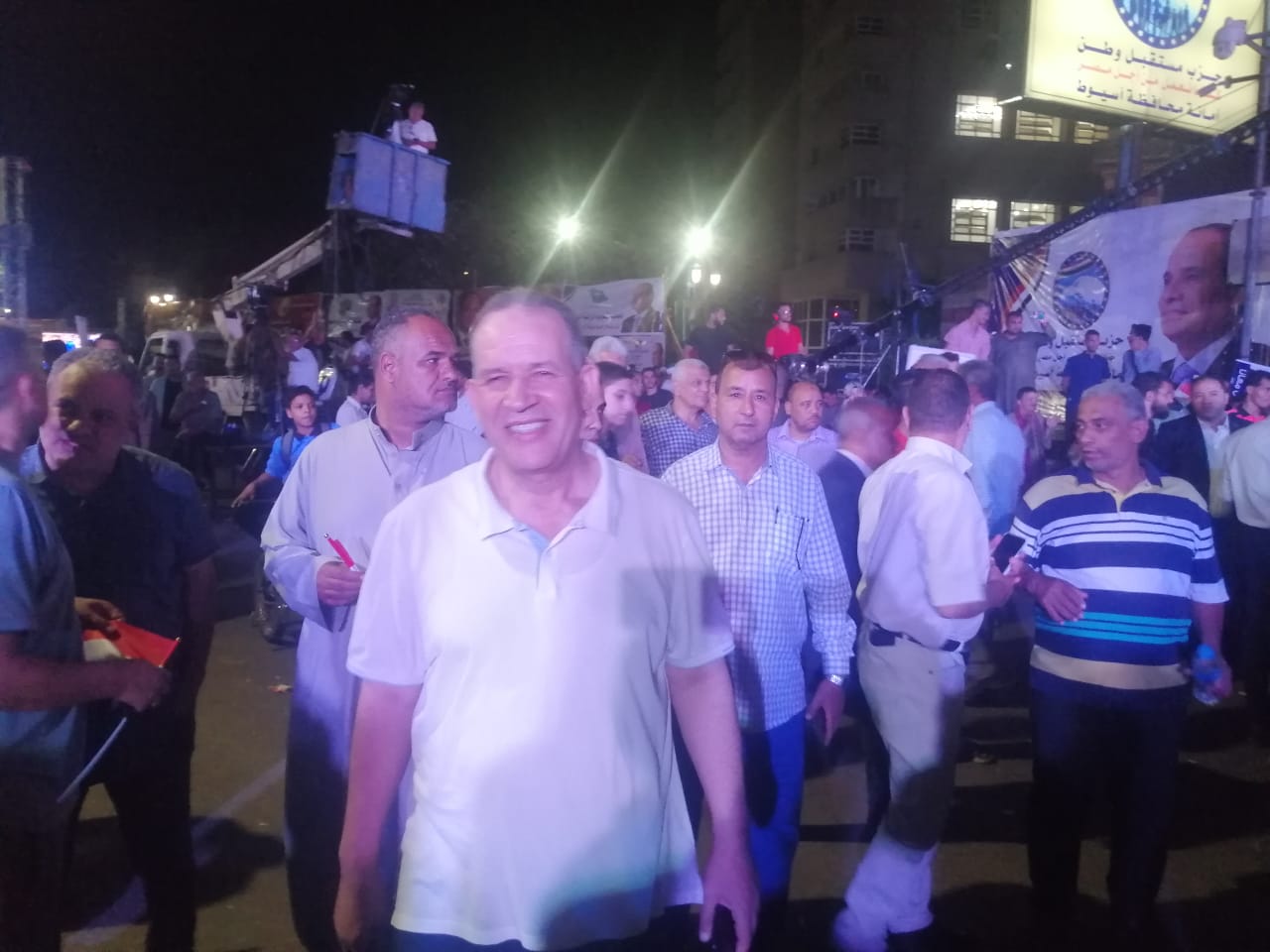 بالألعاب النارية والهتافات.. الاسايطة يستقبلون إعلان الرئيس السيس