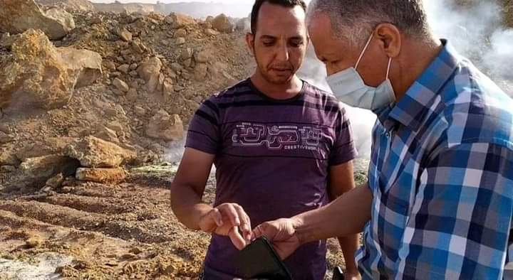 انبعاث أدخنة كبريتية وتحولها لجمرات ملتهبة يثير قلق أهالى قرية بالوادى الجديد
